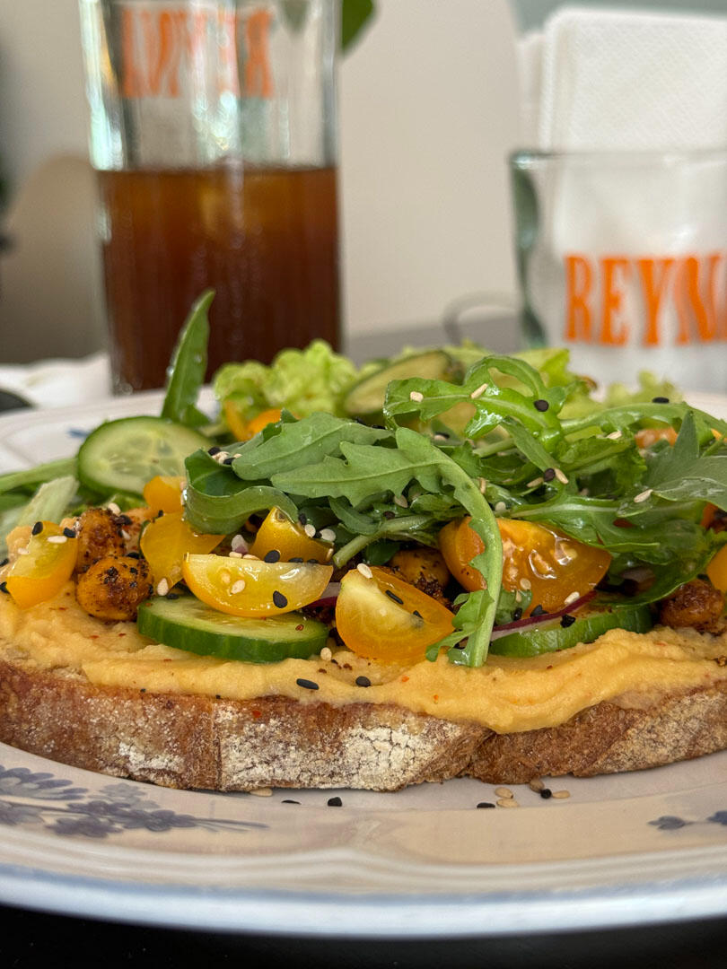 tostada de pan de masa madre con humus y verduras